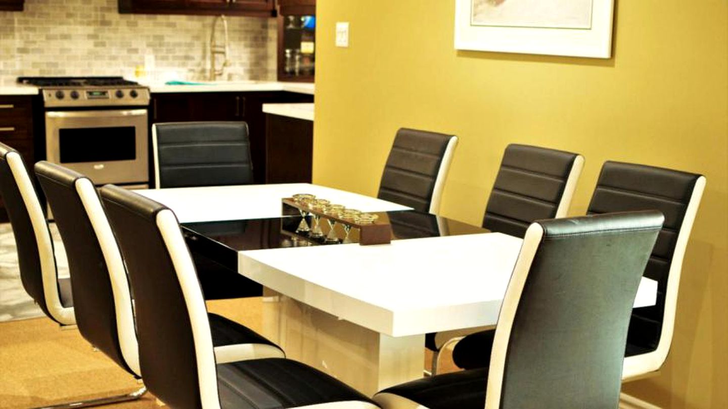 Luxurious Lakefront Vacation Rental for Large Groups near Port Perry in Ontario