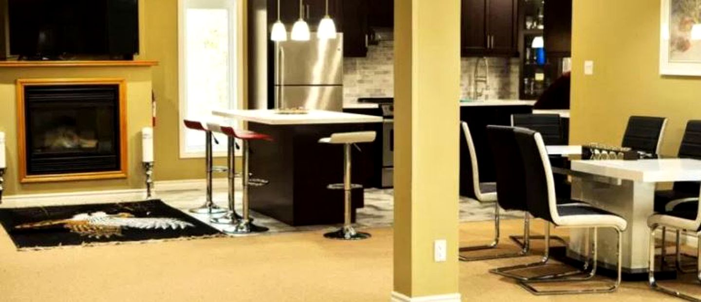 Luxurious Lakefront Vacation Rental for Large Groups near Port Perry in Ontario