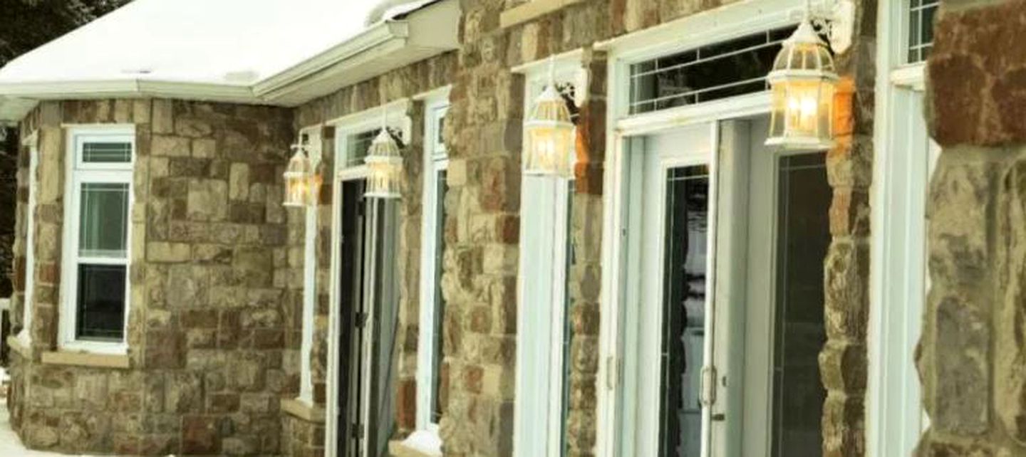 Luxurious Lakefront Vacation Rental for Large Groups near Port Perry in Ontario