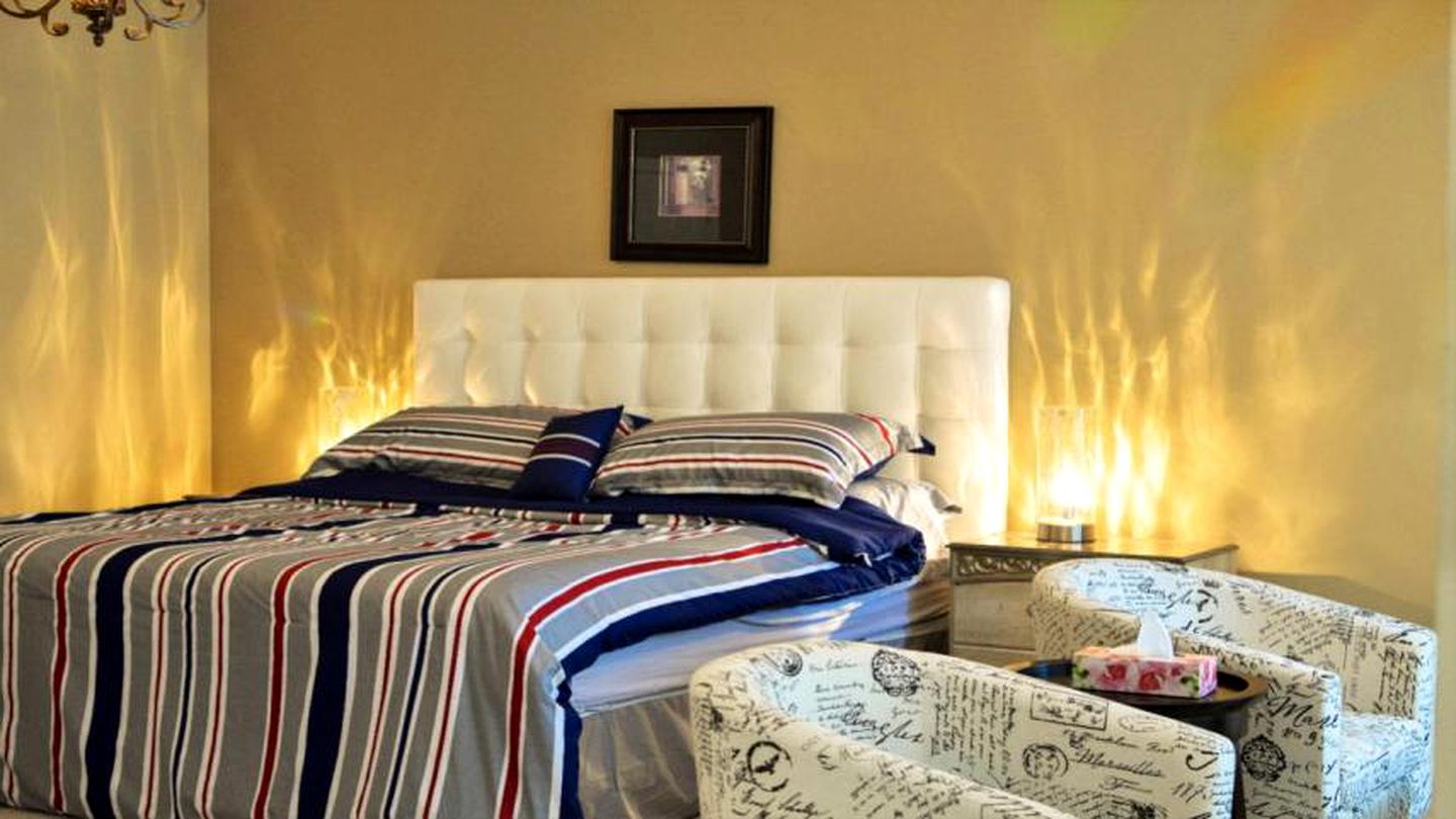 Luxurious Lakefront Vacation Rental for Large Groups near Port Perry in Ontario