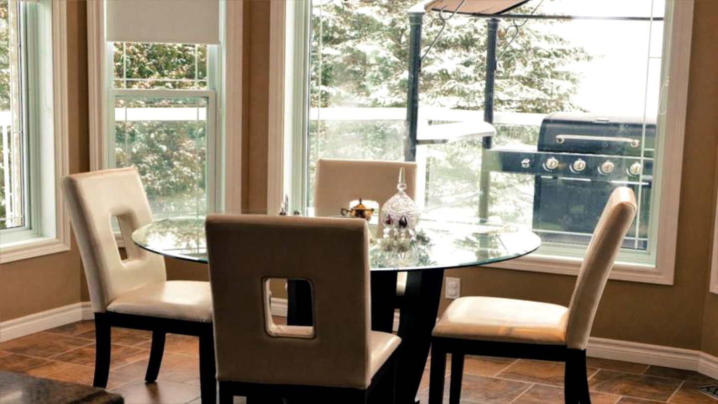 Luxurious Lakefront Vacation Rental for Large Groups near Port Perry in Ontario