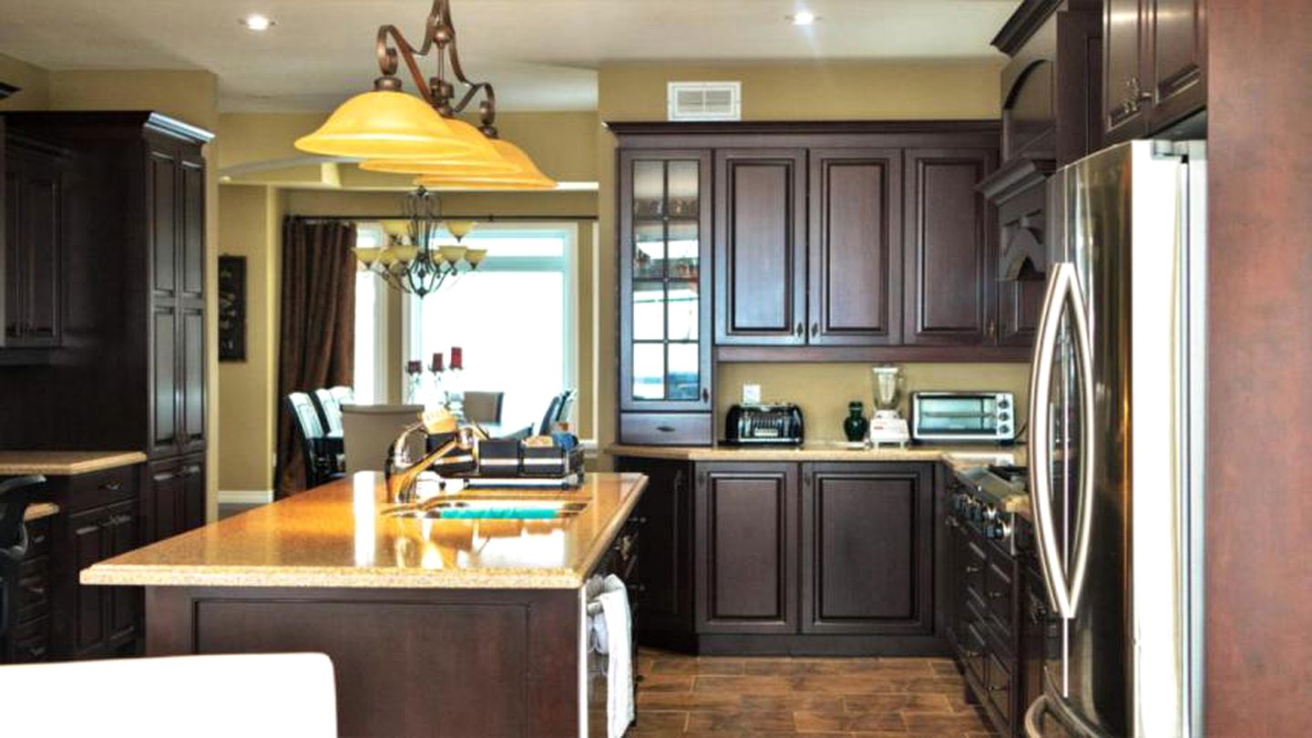 Luxurious Lakefront Vacation Rental for Large Groups near Port Perry in Ontario