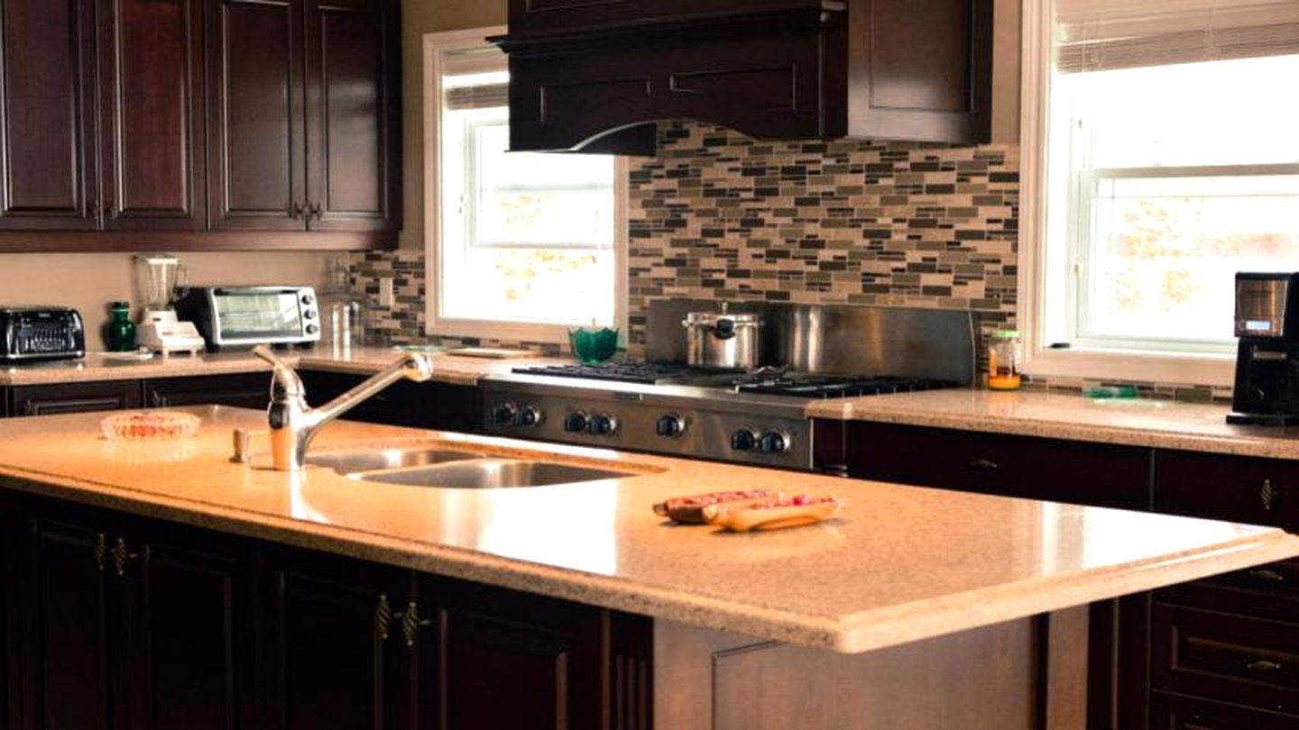 Luxurious Lakefront Vacation Rental for Large Groups near Port Perry in Ontario