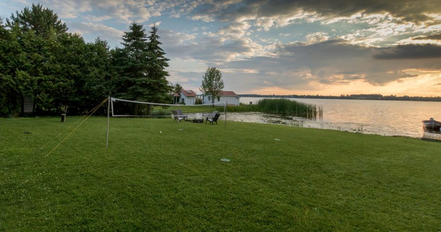 Luxurious Lakefront Vacation Rental for Large Groups near Port Perry in Ontario