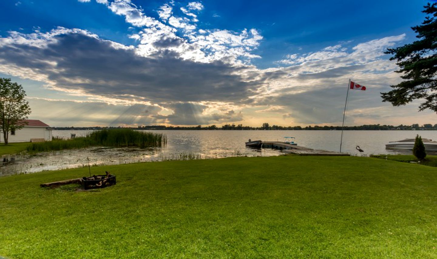 Luxurious Lakefront Vacation Rental for Large Groups near Port Perry in Ontario