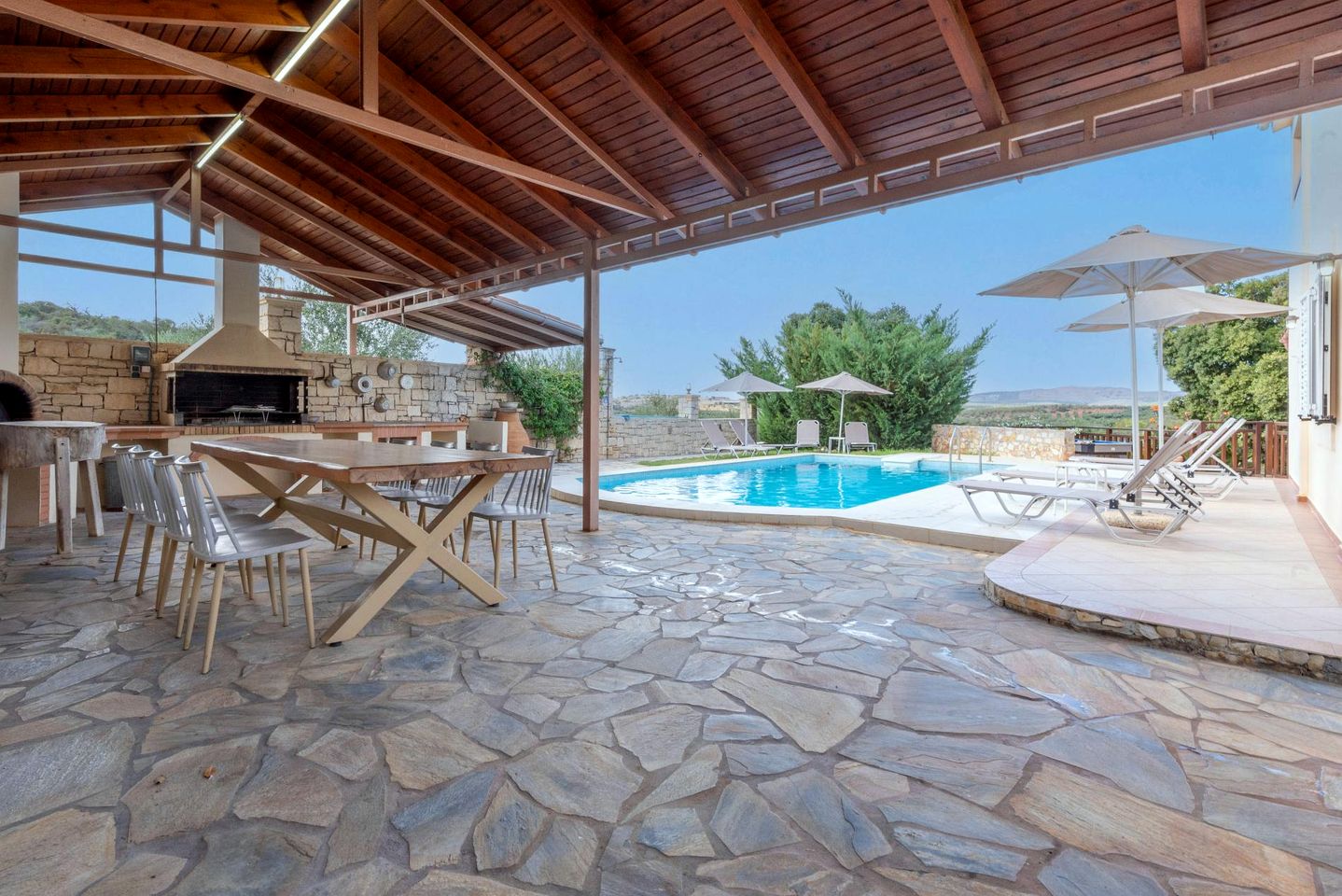 Charming Villa with Private Pool and Mountain Views near Beaches in Achlade, Rethymno