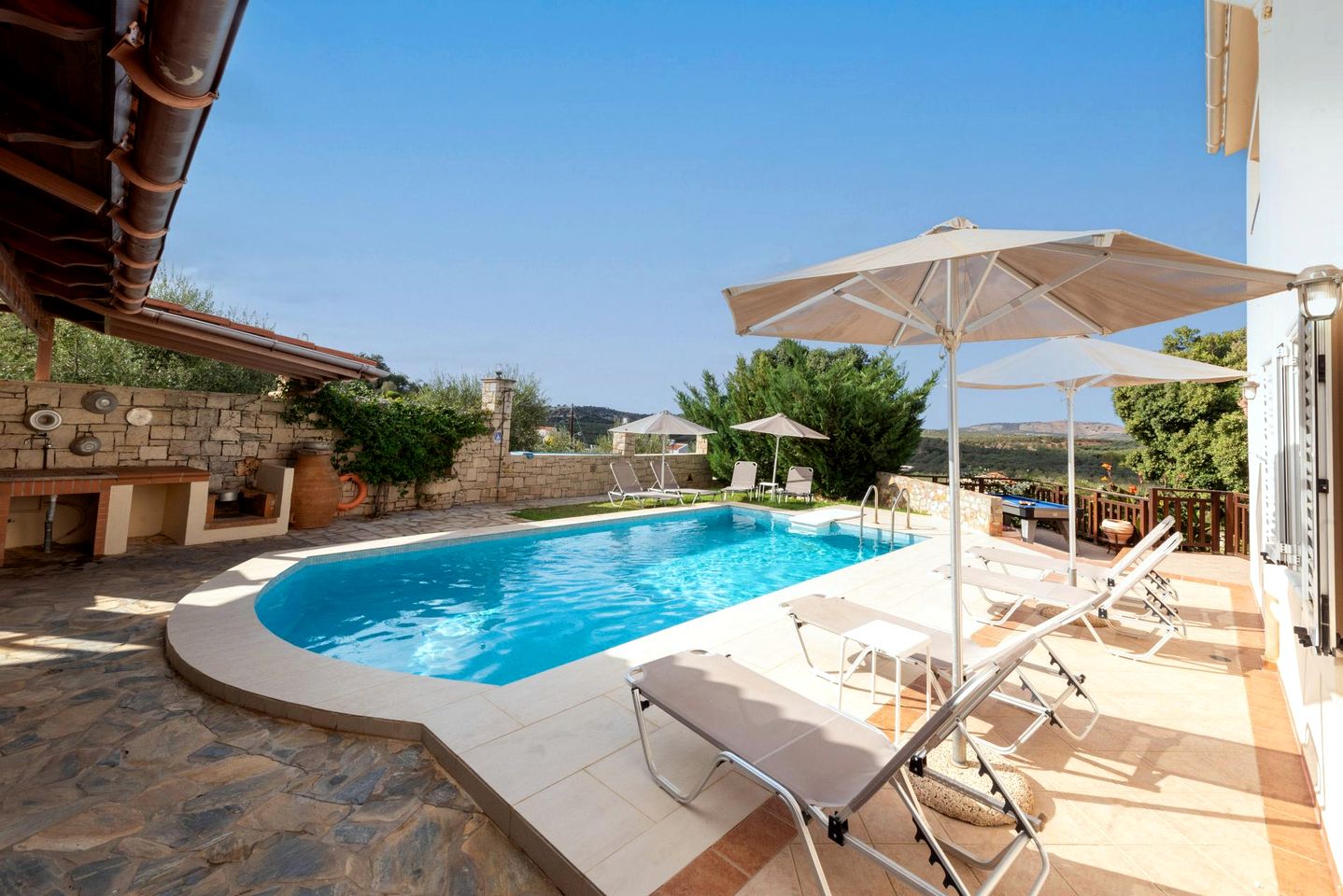 Charming Villa with Private Pool and Mountain Views near Beaches in Achlade, Rethymno