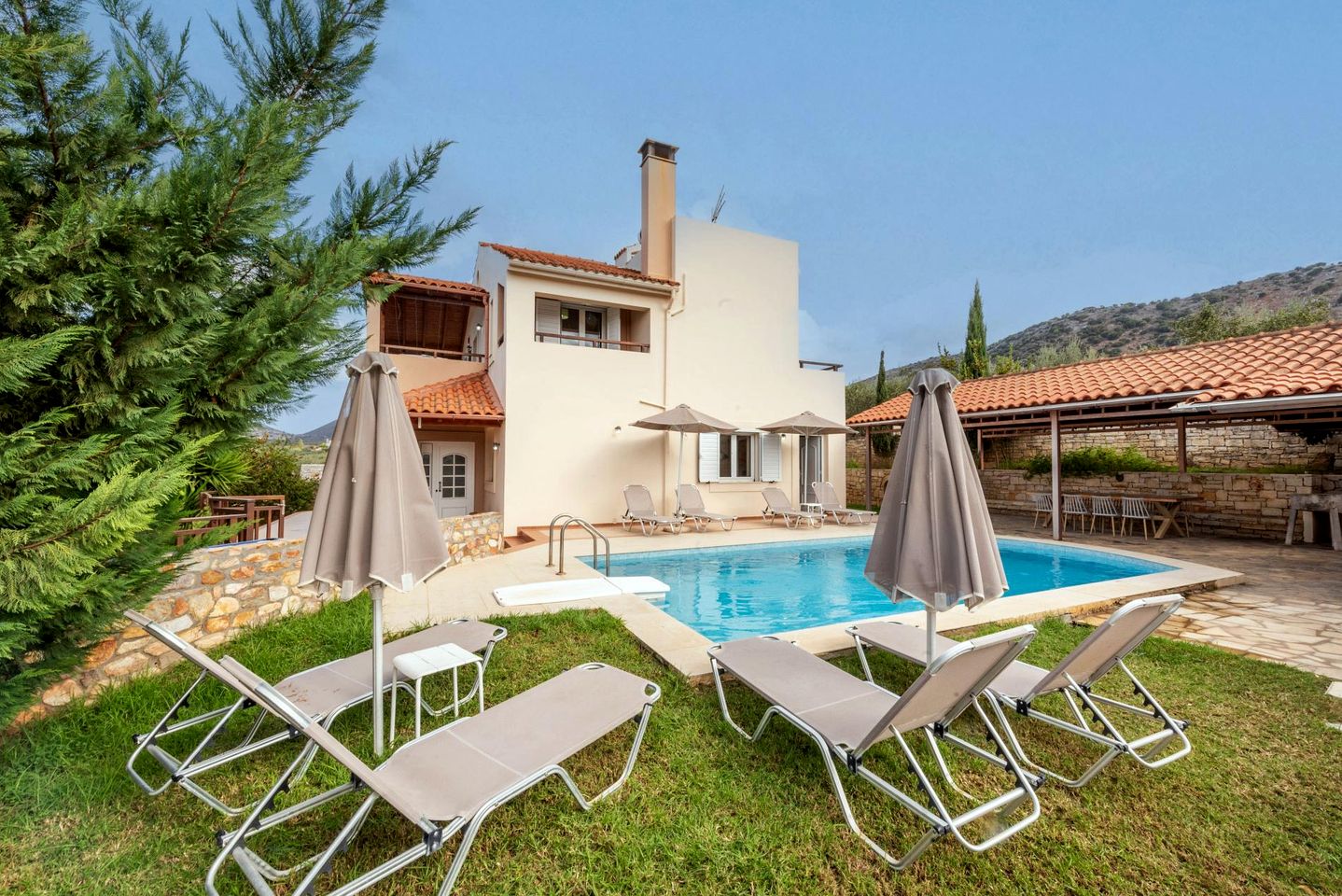 Charming Villa with Private Pool and Mountain Views near Beaches in Achlade, Rethymno