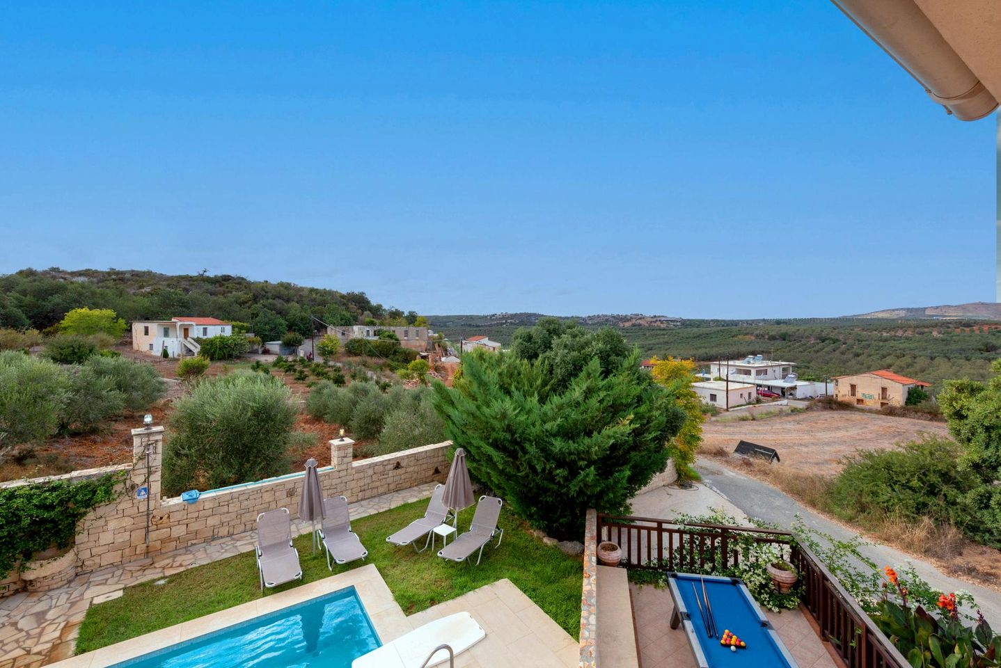 Charming Villa with Private Pool and Mountain Views near Beaches in Achlade, Rethymno