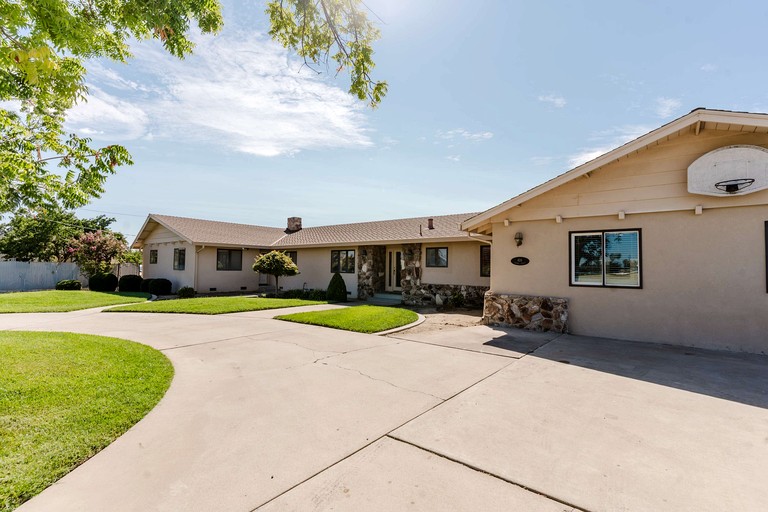 Spacious Retreat with Paradise Backyard | Private Group Getaway near Local Dining in Patterson, CA