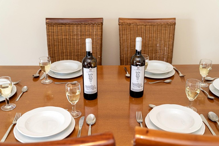 Vacation Rentals (Greece, --, --)