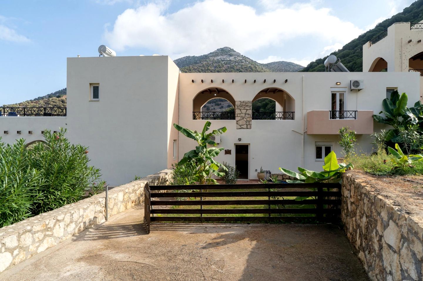 Resplendent Villa Haven near Cretan Sea in Greece