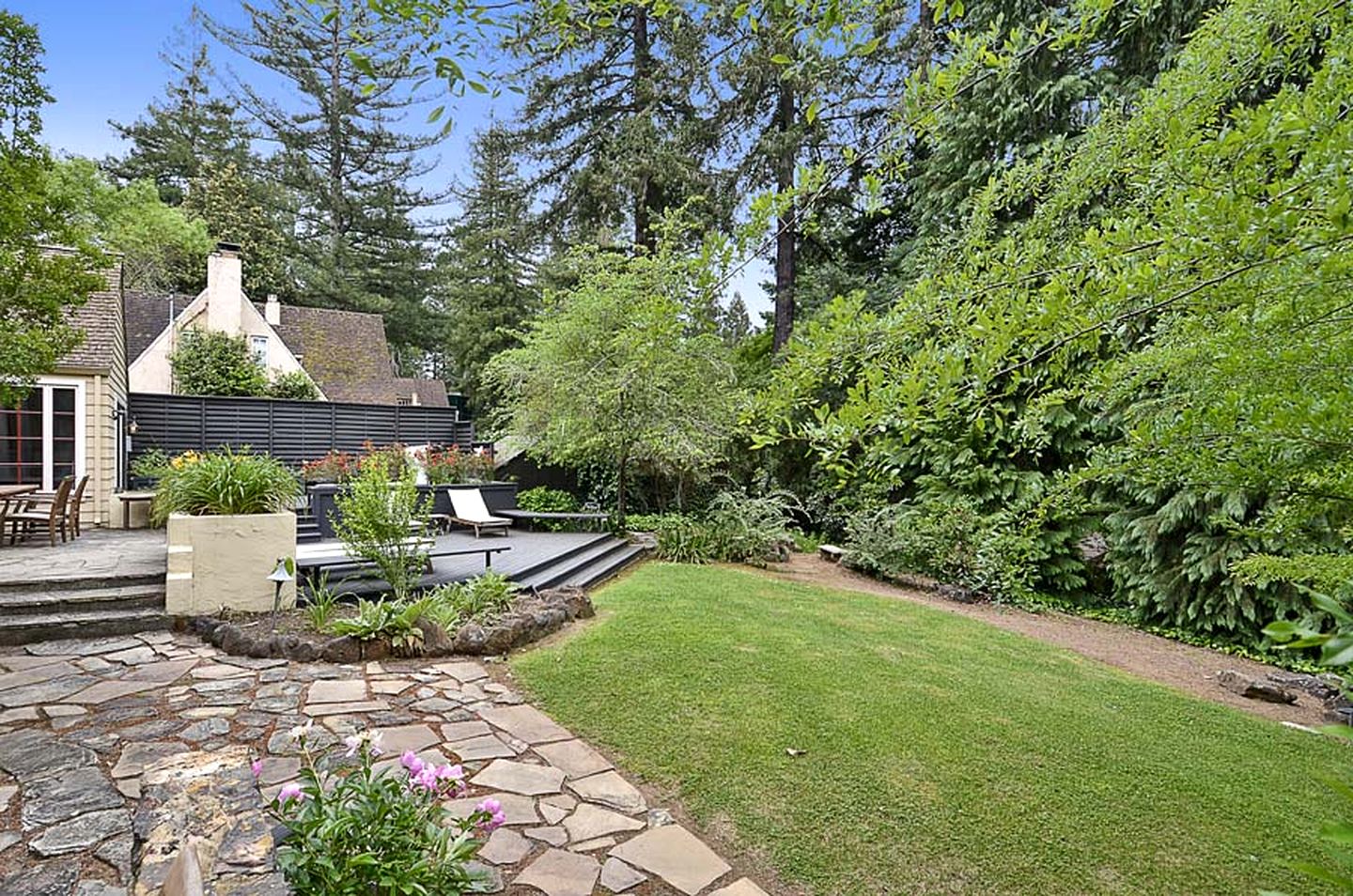 Gorgeous Cottage with Hot-tub in Guerneville, California