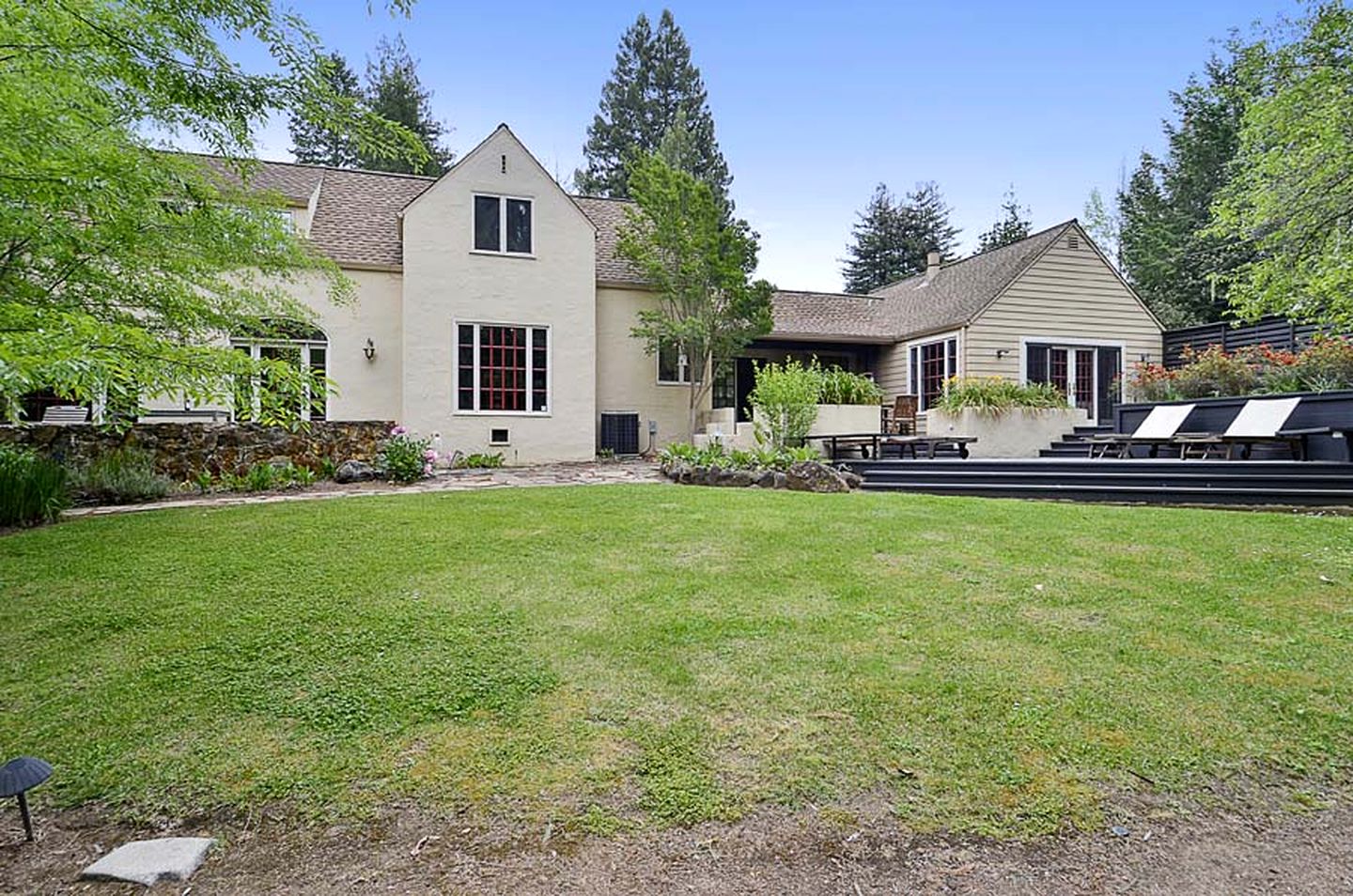 Gorgeous Cottage with Hot-tub in Guerneville, California