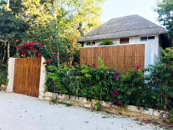 Charming Jungle Villa with Private Jacuzzi near Cenotes in Chemuyil, Quintana Roo