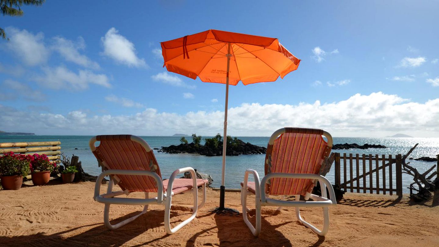 Peaceful Cottage Rental with a Hot Tub and Direct Beach Access in Calodyne, Mauritius