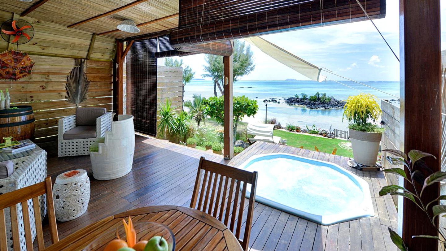 Peaceful Cottage Rental with a Hot Tub and Direct Beach Access in Calodyne, Mauritius