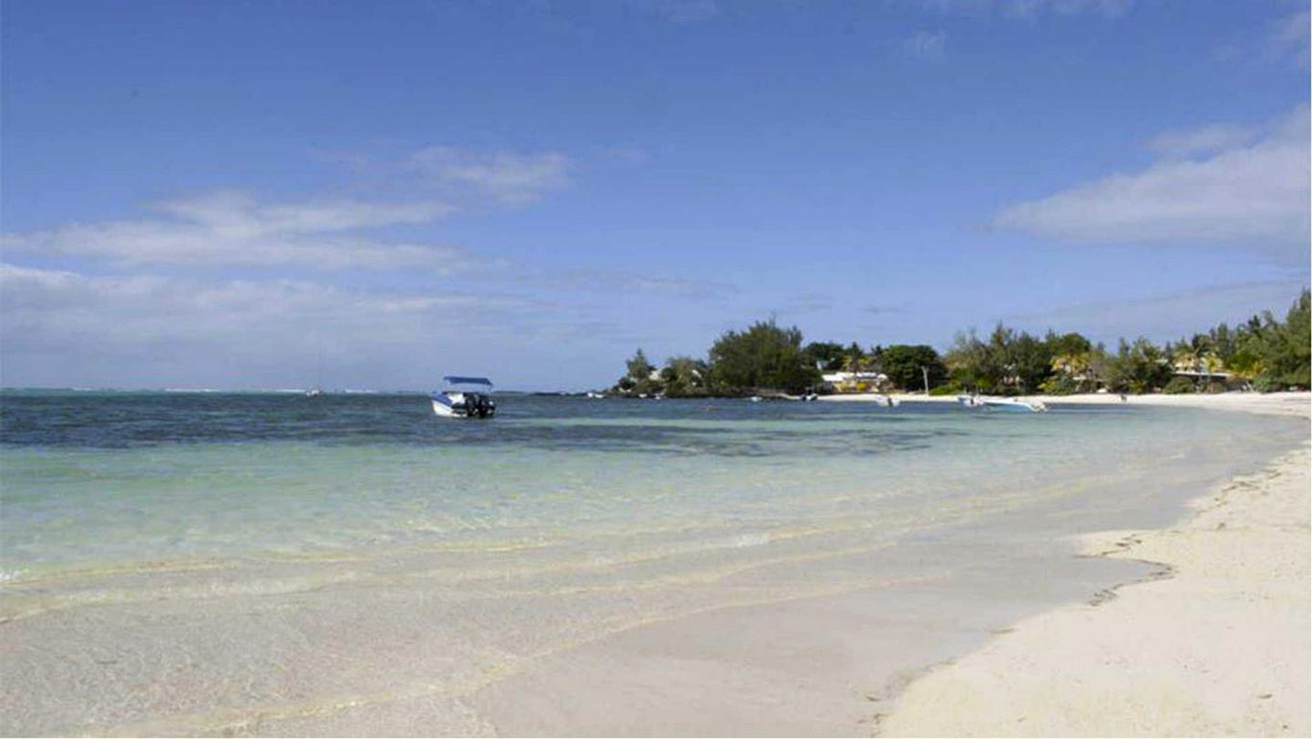 Modern Oceanfront Villa with Spectacular Views in Roches Noires, Mauritius