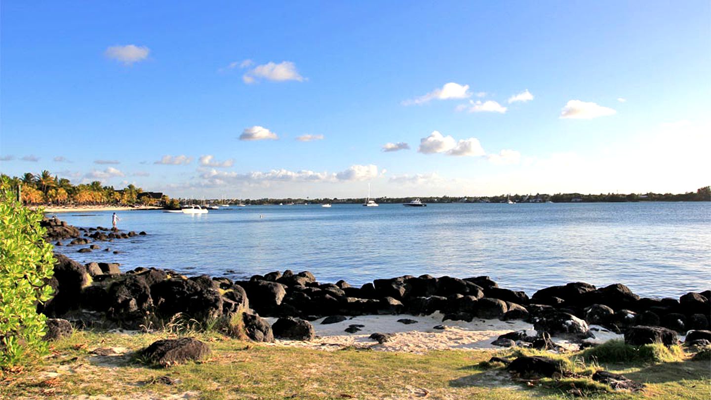 Cozy Beachfront Cottage with Stunning Views in Grand Baie, Mauritius