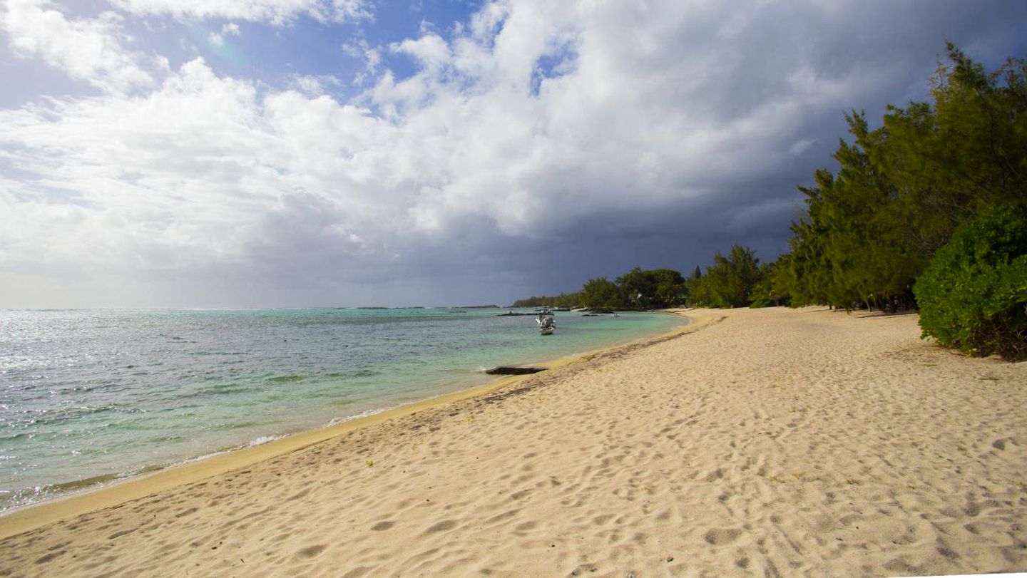 Romantic Beachside Villa for Two Guests near Poste Lafayette, Mauritius