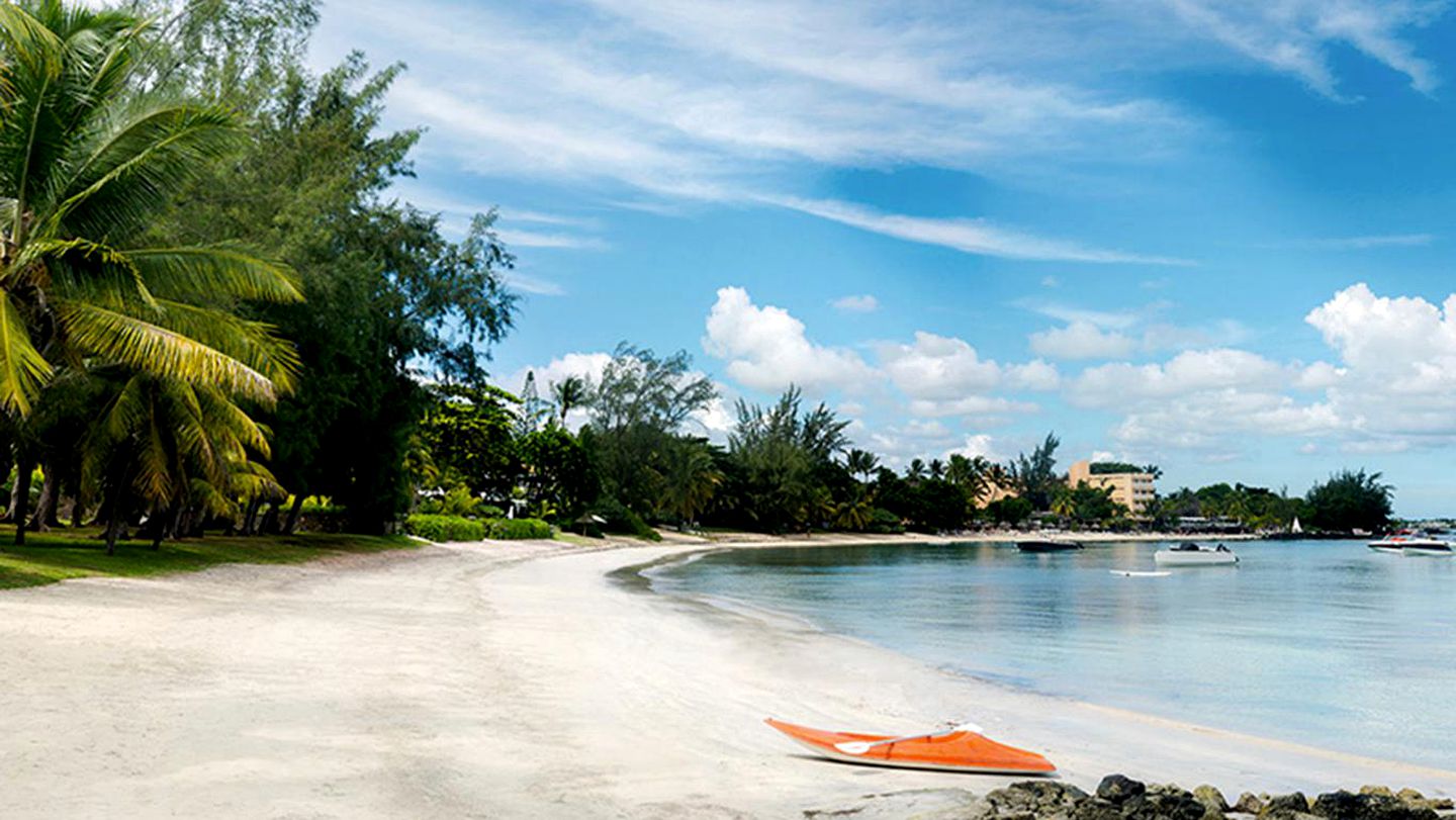 Beautiful Oceanfront Villa with Breathtaking Beach Views in Grand Baie, Mauritius