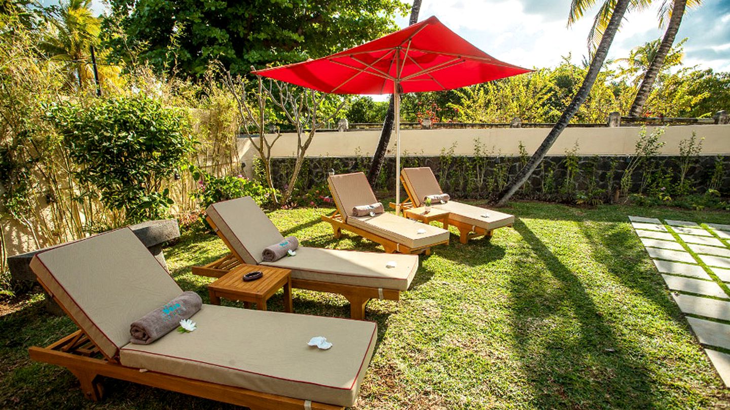 Peaceful Villa with a Private Pool on the Beach in Belle Mare, Mauritius