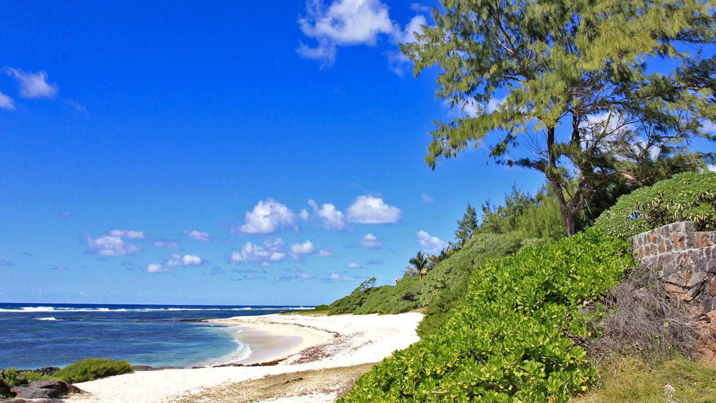 Luxury Villa Rental with a Private Pool on the Beach in Poste Lafayette, Mauritius