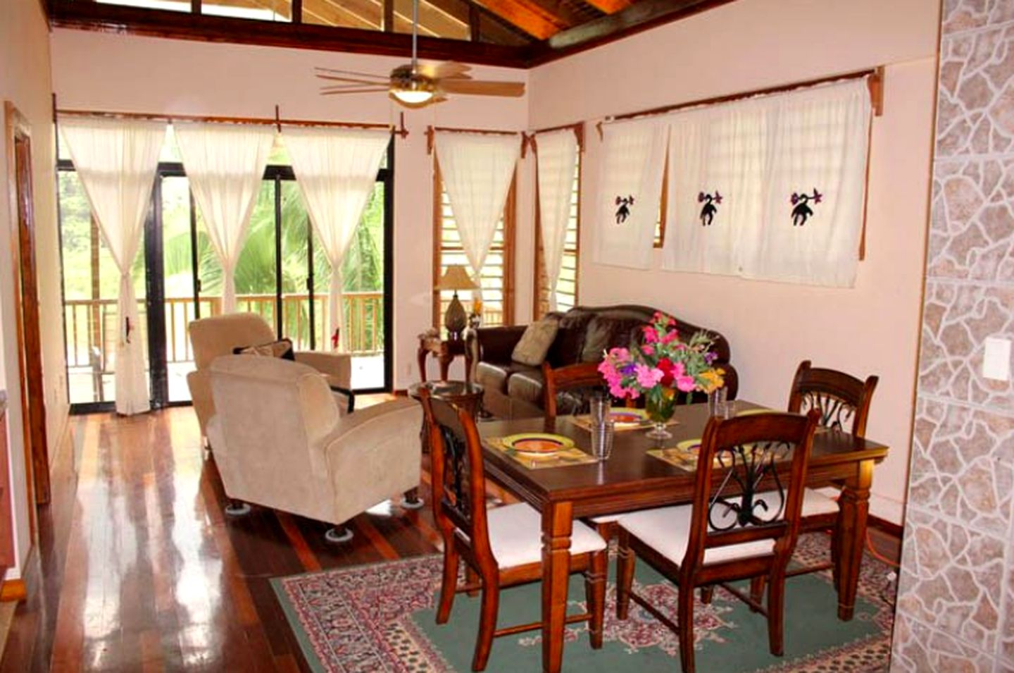 Rainforest Villa Rental with a Shared Swimming Pool in La Ceiba, Honduras