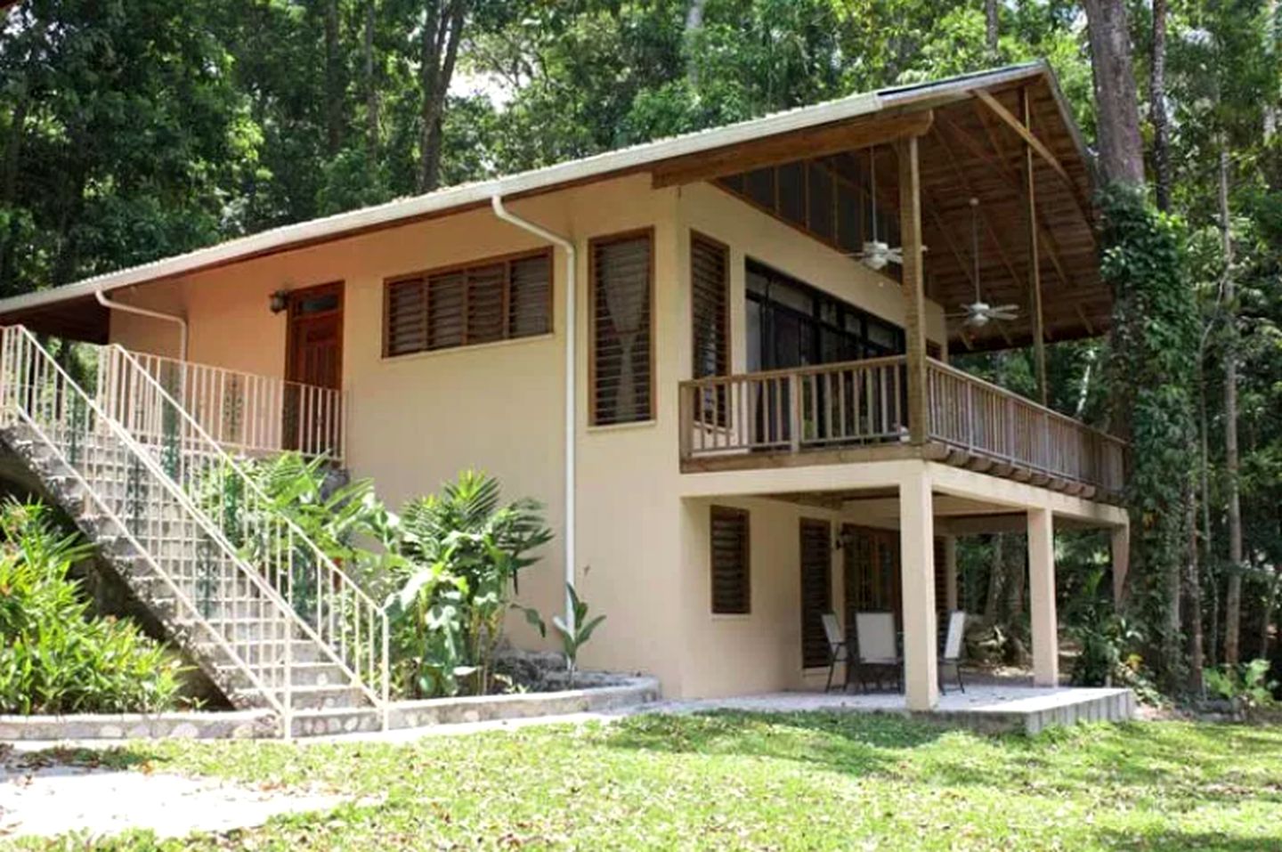 Rainforest Villa Rental with a Shared Swimming Pool in La Ceiba, Honduras