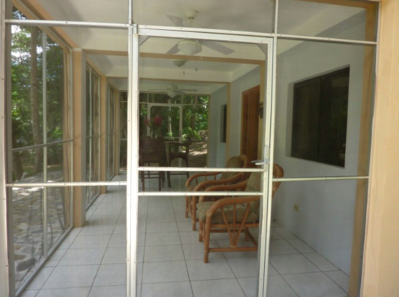 Idyllic Cottage Rental with a Screened Porch near Cayos Cochinos, Honduras