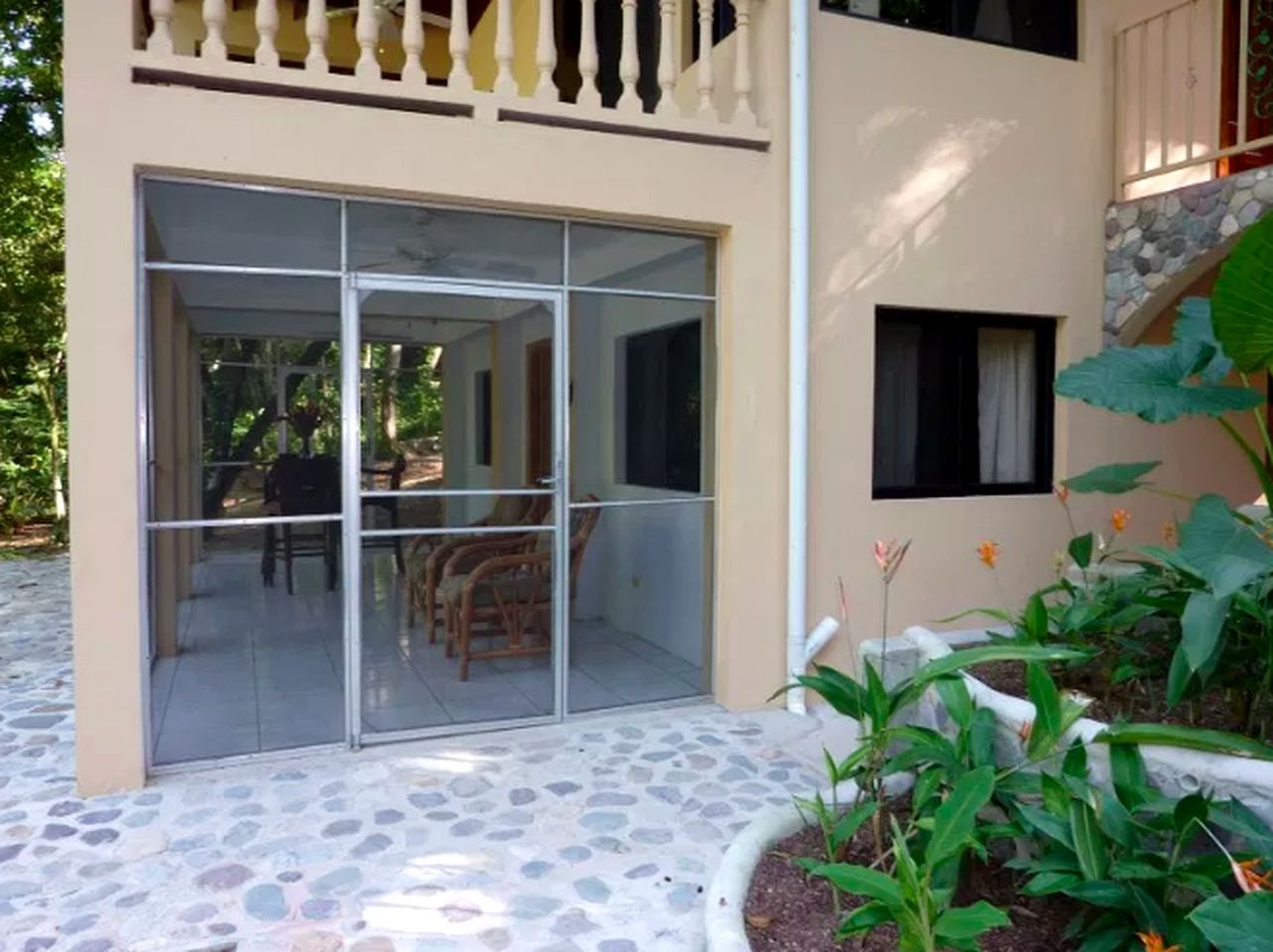 Idyllic Cottage Rental with a Screened Porch near Cayos Cochinos, Honduras