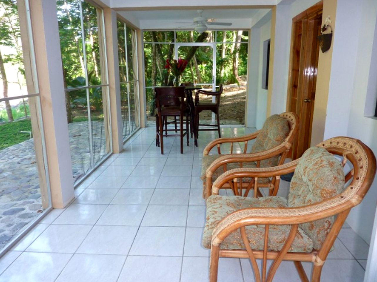 Idyllic Cottage Rental with a Screened Porch near Cayos Cochinos, Honduras