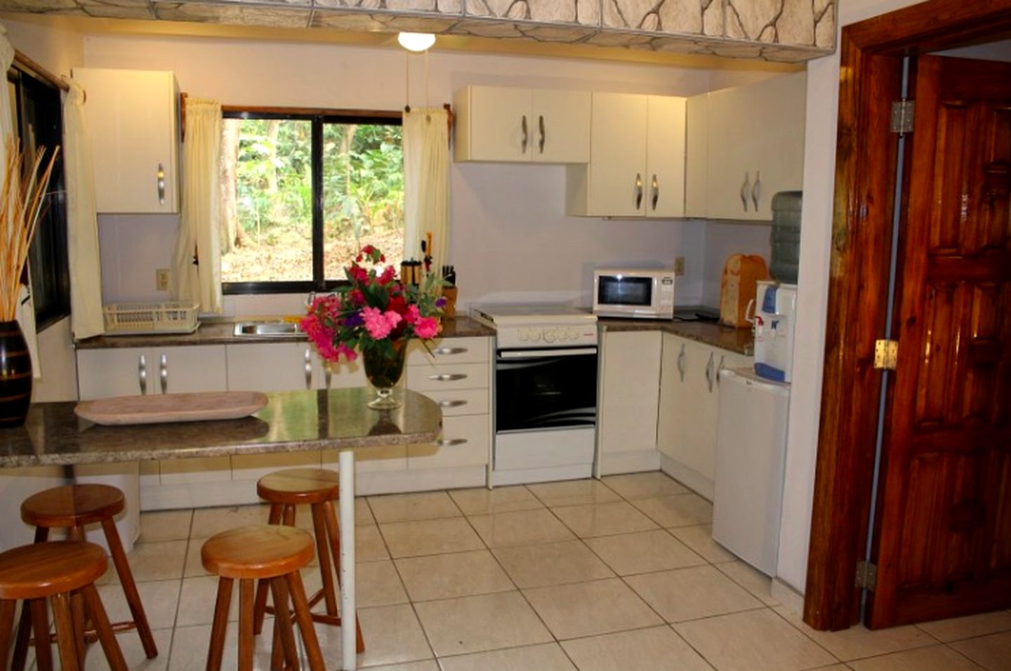 Idyllic Cottage Rental with a Screened Porch near Cayos Cochinos, Honduras