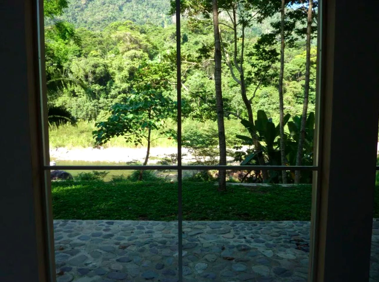 Idyllic Cottage Rental with a Screened Porch near Cayos Cochinos, Honduras