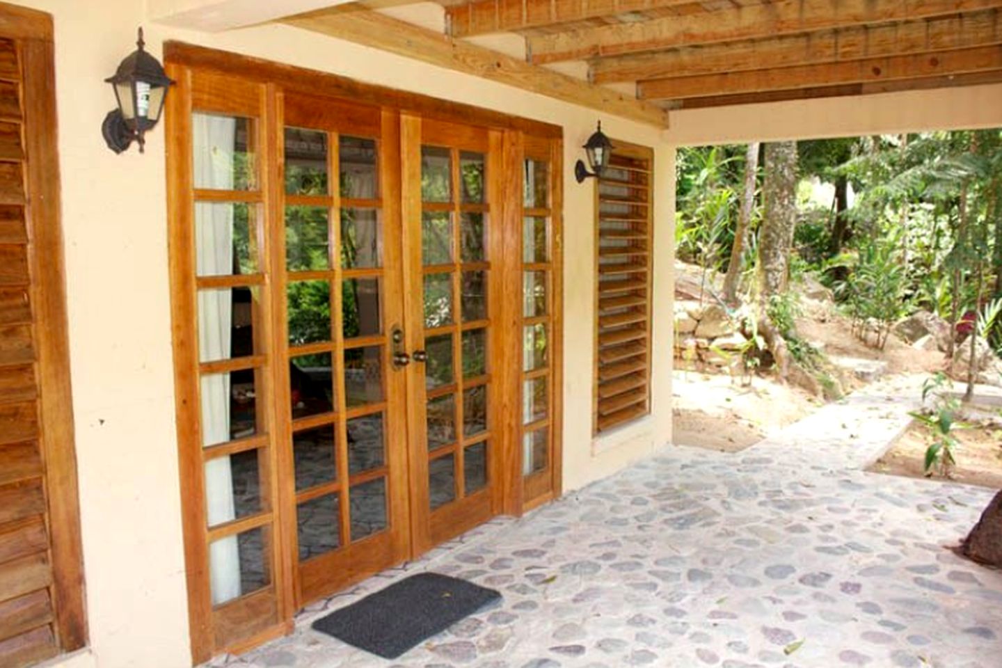 Spacious Vacation Accommodation on a River in Pico Bonito National Park, Honduras