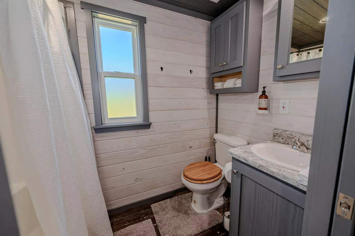 Stylish Tiny Home Escape with Community Amenities Near Fredericksburg, Texas