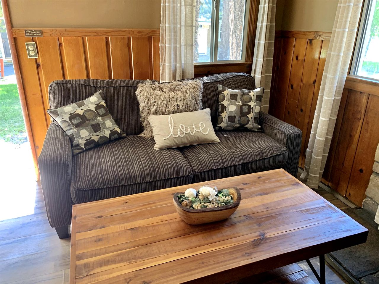 Cozy One Bedroom Cabin with Wood Burning Fireplace near Big Bear Village