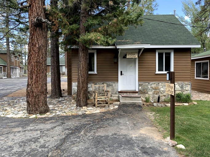 Cozy One Bedroom Cabin with Wood Burning Fireplace near Big Bear Village