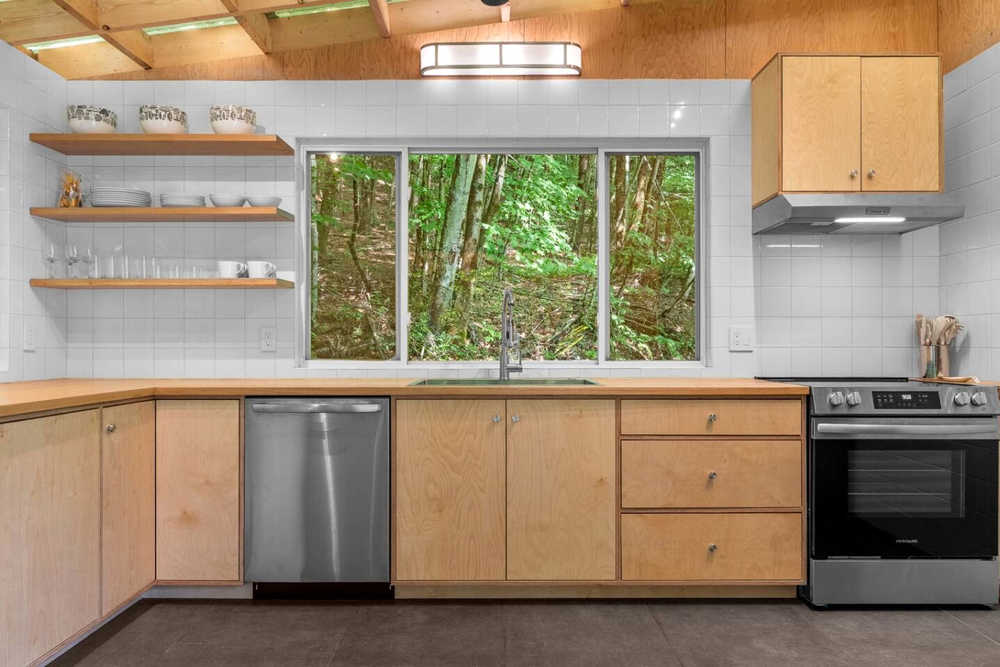 Vintage Airstream Retreat with Private Deck & Outdoor Shower in Delancey, New York