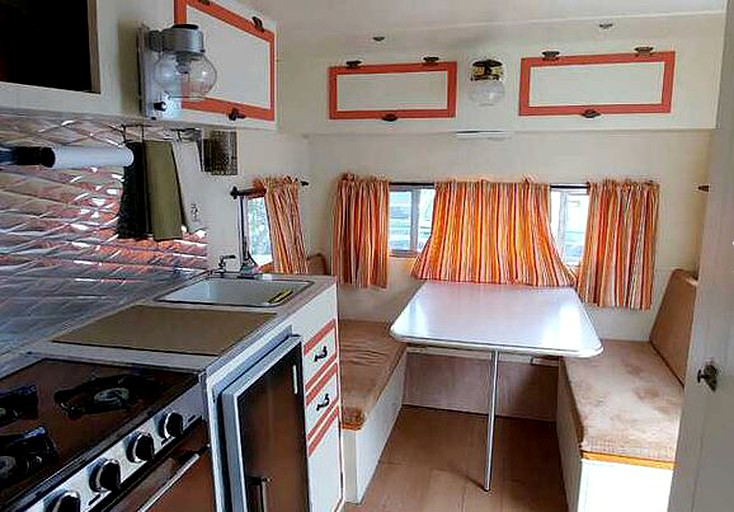 Caravans (Encinitas, California, United States)