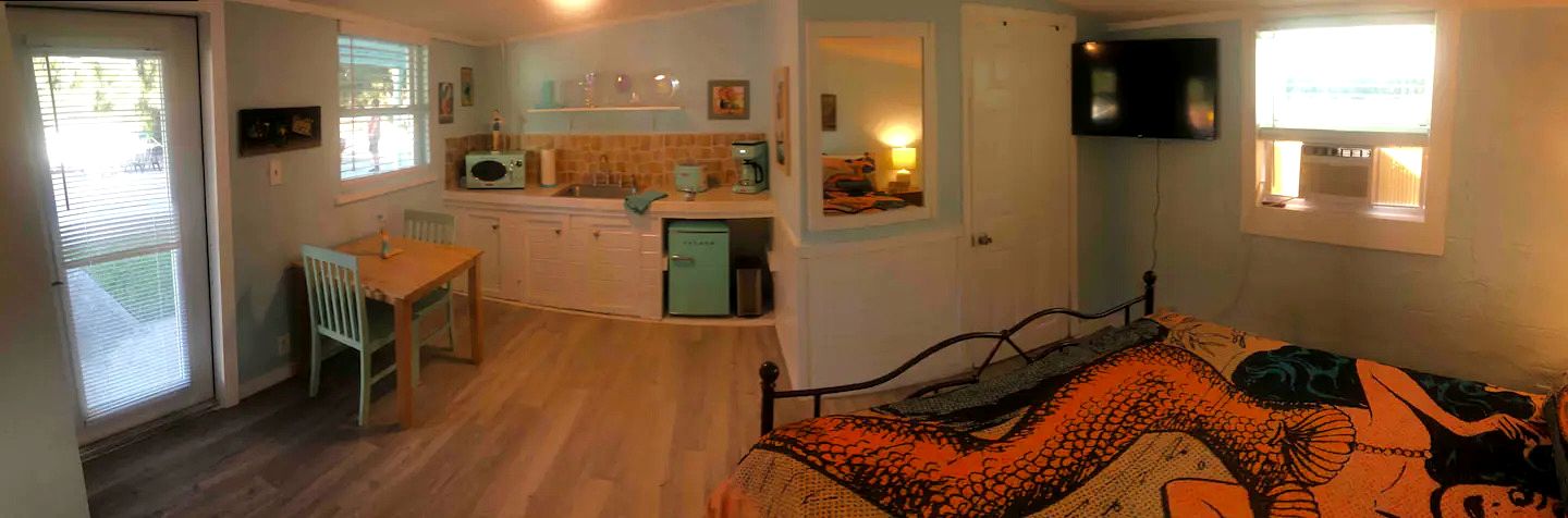 Cozy Calm Cottage with Lake Access in Weeki Wachee, Florida