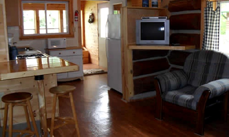 Log Cabins (Hayward, Wisconsin, United States)