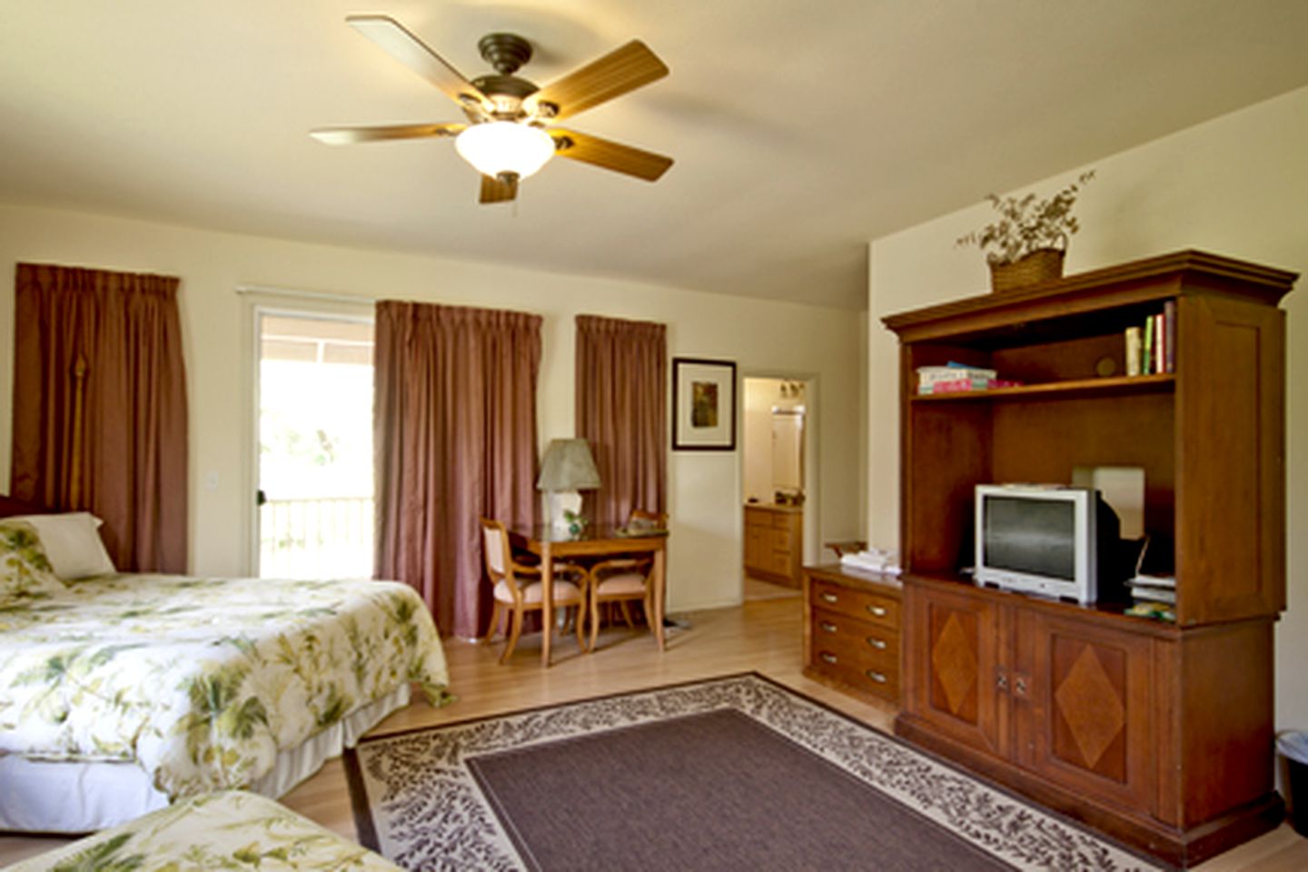 Stylish Oversized Suite with Private Bath and Deck in Volcano Village, Hawaii