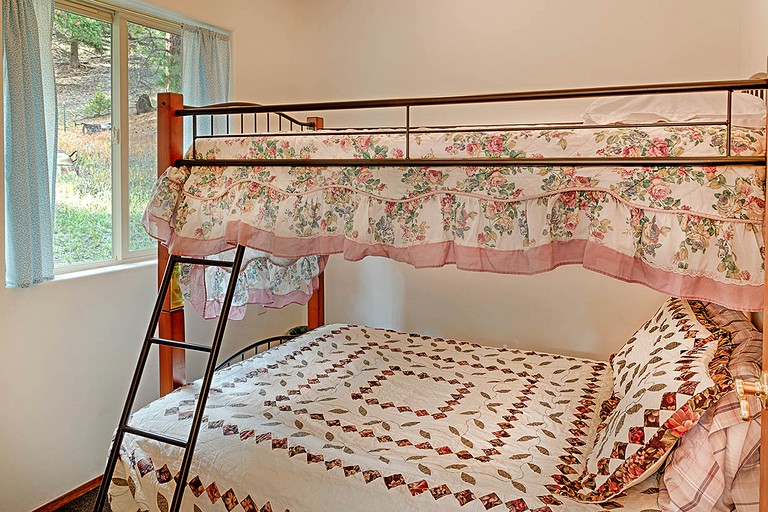 RU Vortex Vacation Rentals Homestead Cabin, Cabins, Oroville