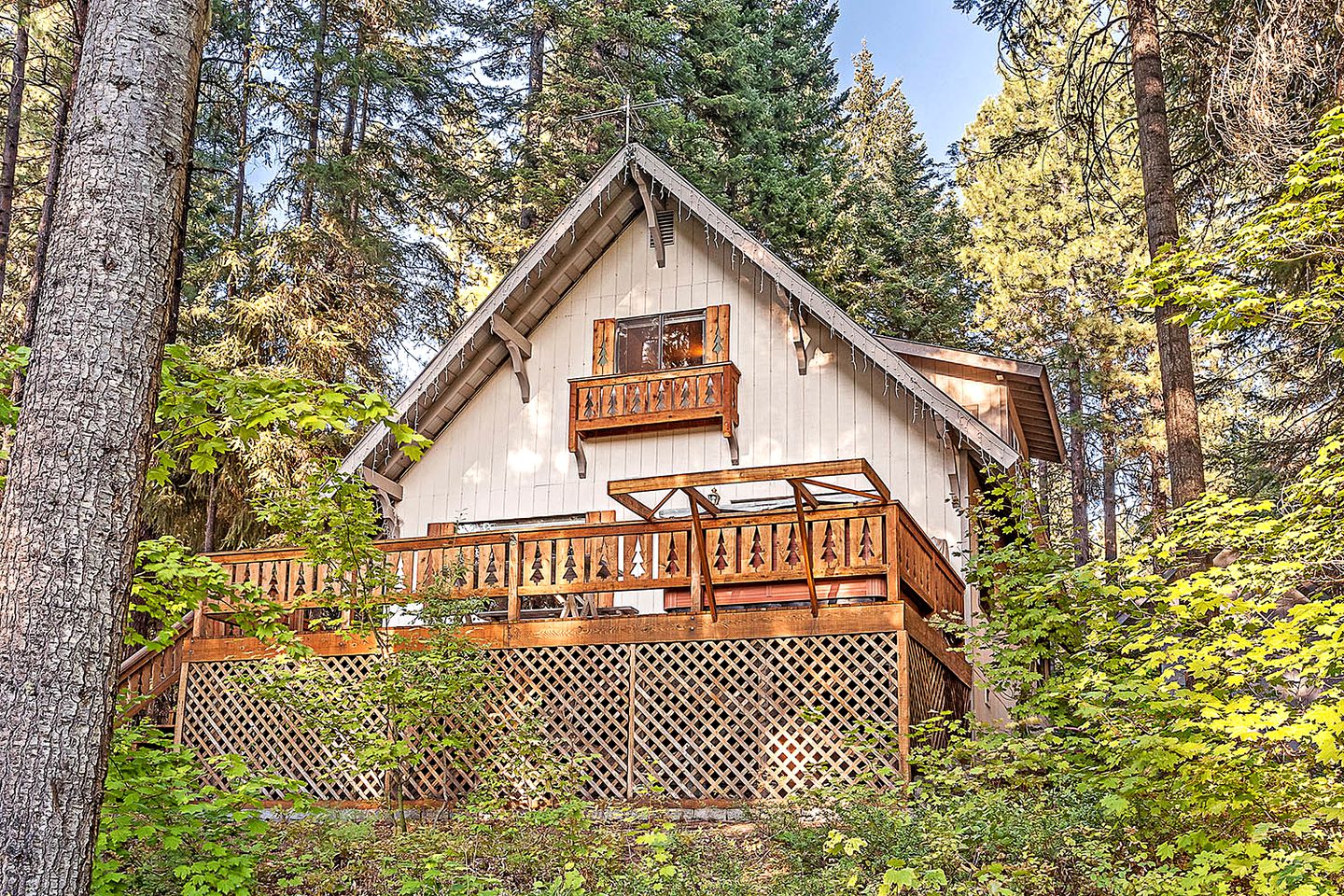 Cabin with a Hot Tub in Plain, Washington