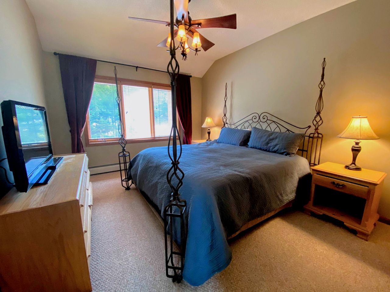 W1 Cozy and Comfortable Bretton Woods Condo with Ski Slope Views Fireplace in Carroll, NH