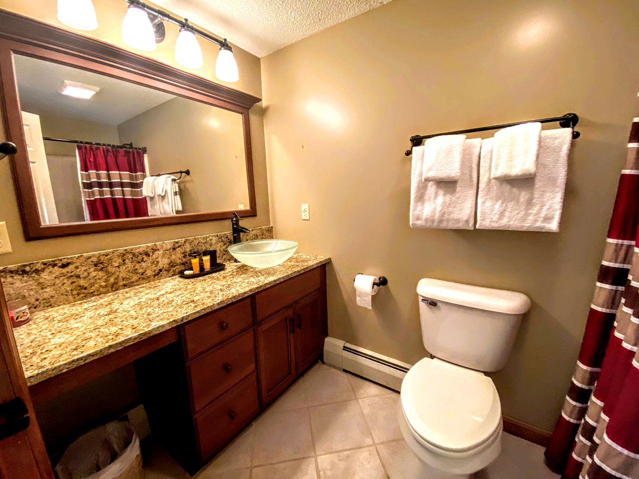 W1 Cozy and Comfortable Bretton Woods Condo with Ski Slope Views Fireplace in Carroll, NH