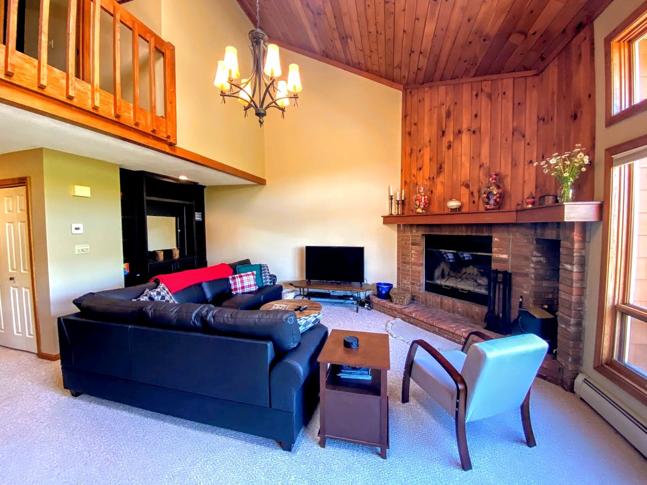 W1 Cozy and Comfortable Bretton Woods Condo with Ski Slope Views Fireplace in Carroll, NH