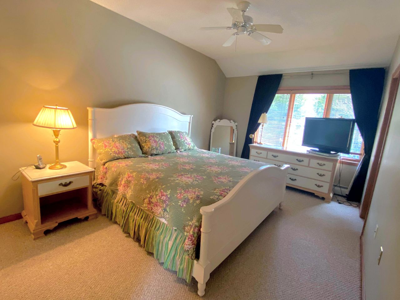 W1 Cozy and Comfortable Bretton Woods Condo with Ski Slope Views Fireplace in Carroll, NH