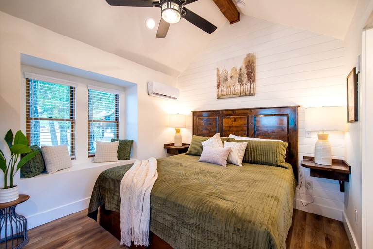 Cabins (Elm Mott, Texas, United States of America)